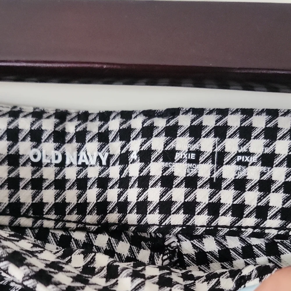 ❄️3/$30 Old Navy Black and White Houndstooth Ankle Cropped Pants - Picture 2 of 6